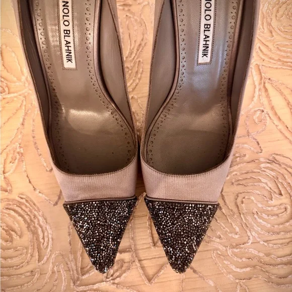 Manolo Blahnik Crystalbi pumps
Absolutely stunning!!! No box.. Dust bag only - Picture 9 of 17